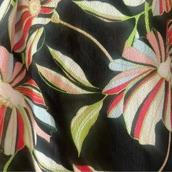 Valerie Steven’s Women’s Floral Shirt - Picture 6 of 7